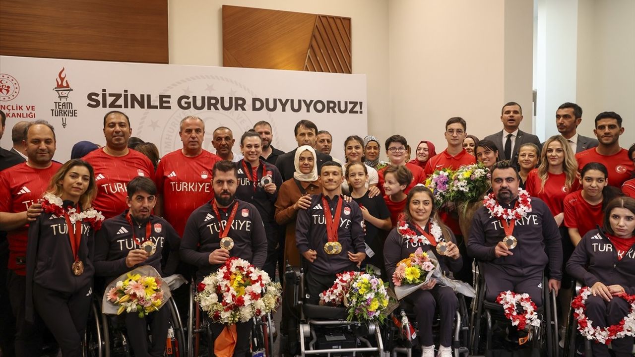 Paralimpik Oyunları'nda Tarih Yazan Sporcular Türkiye'ye Döndü