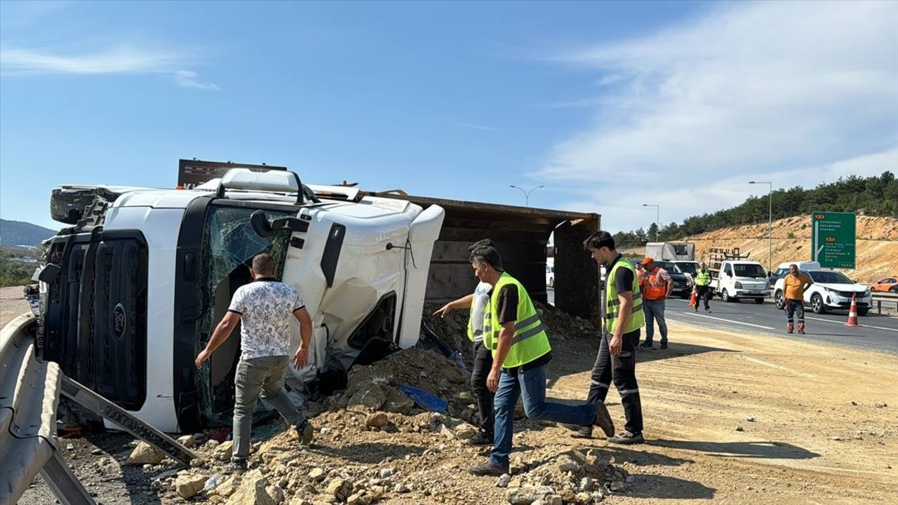 Pendik'te Devrilen Hafriyat Kamyonunda Sürücü Yaralandı