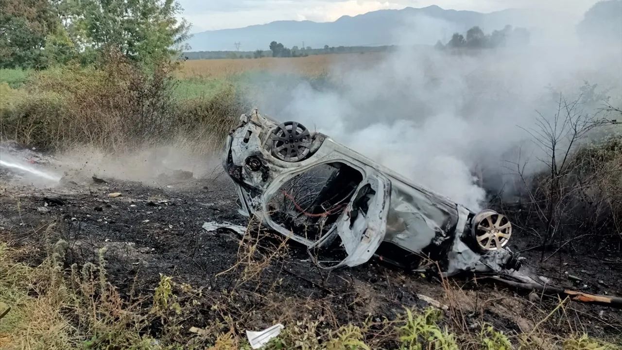 Sakarya'da Devrilen Otomobil Alev Alev Yandı