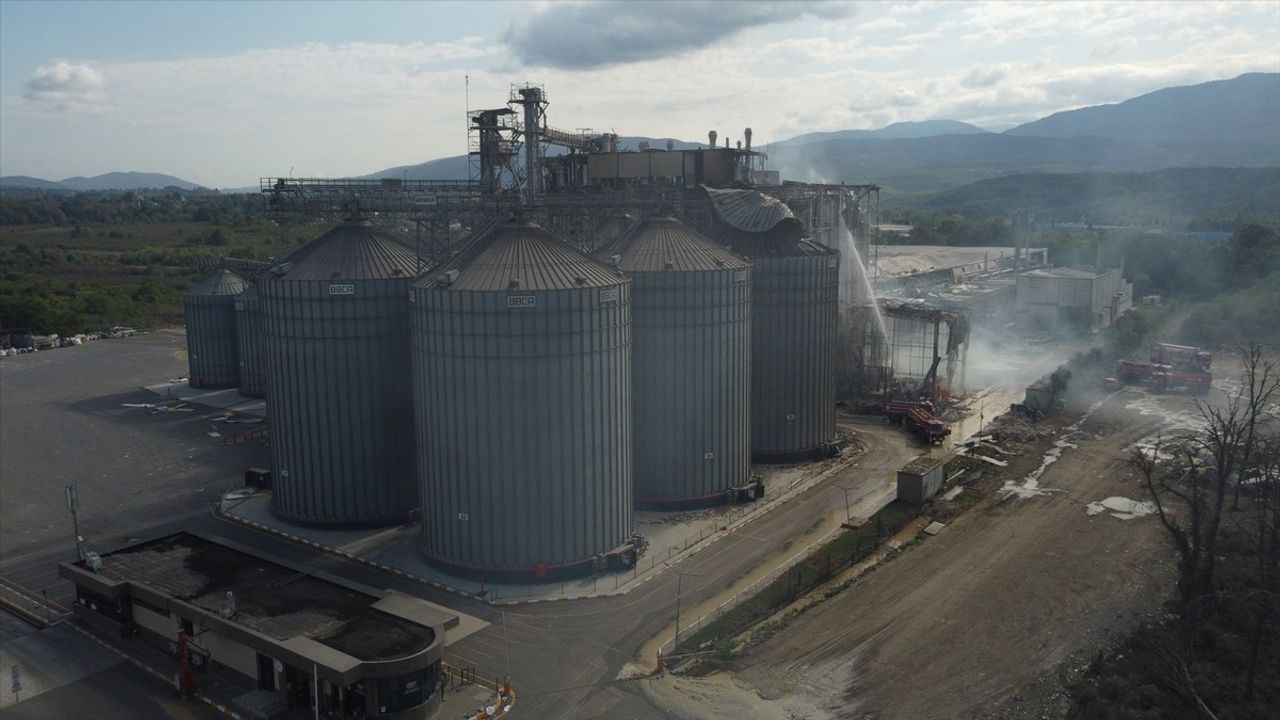 Sakarya'daki Makarna Fabrikasındaki Patlama Sonrası Soğutma Çalışmaları Devam Ediyor