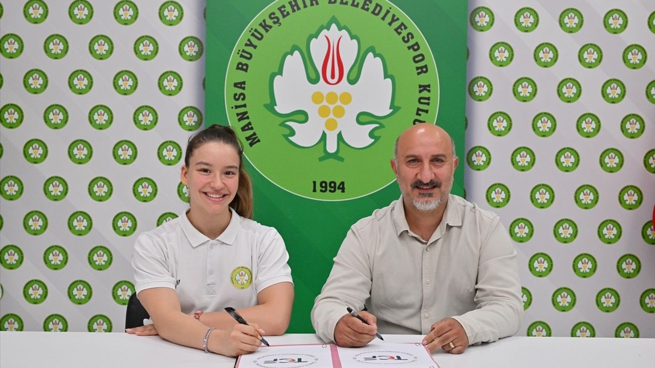 Şampiyon Cimnastikçi Ayşe Begüm Onbaşı, Manisa Büyükşehir Belediyespor'a Dönüyor