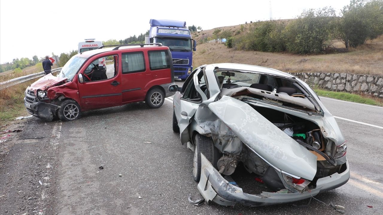 Samsun'da Hafif Ticari Araç ile Otomobil Çarpıştı: 4 Yaralı