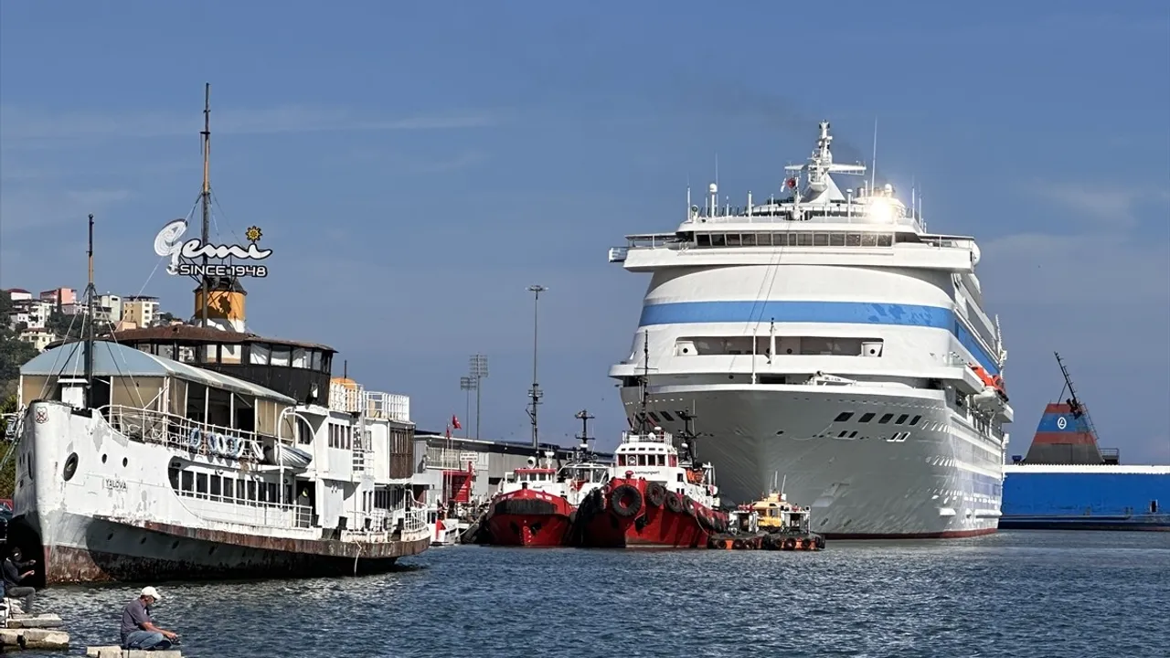 Samsun Limanı'na Demirleyen Astoria Grande Kruvaziyeri