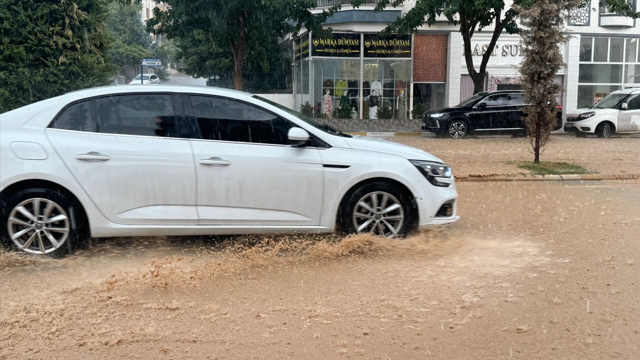 Şanlıurfa'da Sağanak Yağış Etkili Oldu