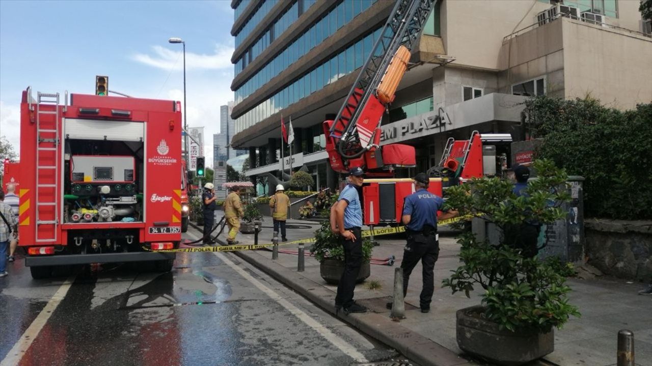 Şişli'de 10 Katlı Plazada Yangın Kontrol Altına Alındı