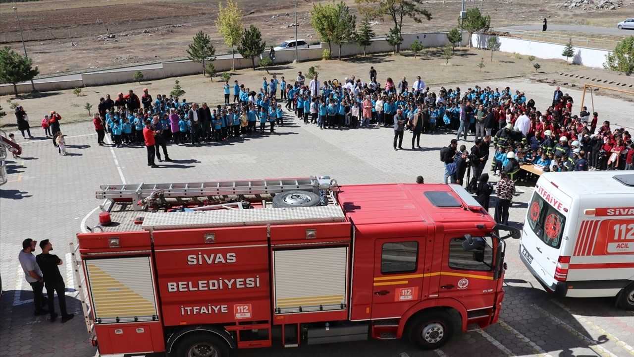 Sivas'ta Öğrencilerden İtfaiyecilere Duygu Dolu Sürpriz