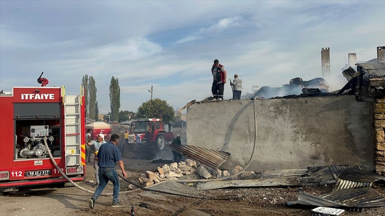 Sivas'ta Yangın Felaketi: Ev ve Hayvan Barınakları Zarar Gördü