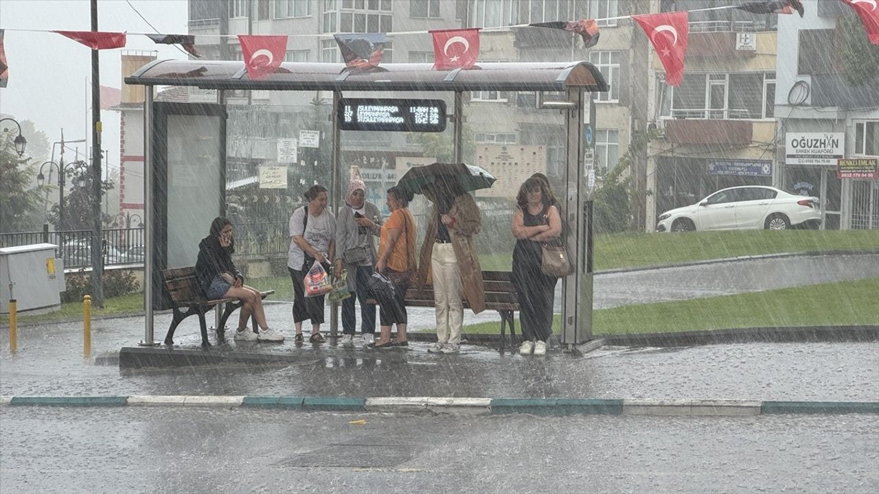 Tekirdağ'da Sağanak Yağmur Hayatı Olumsuz Etkiledi