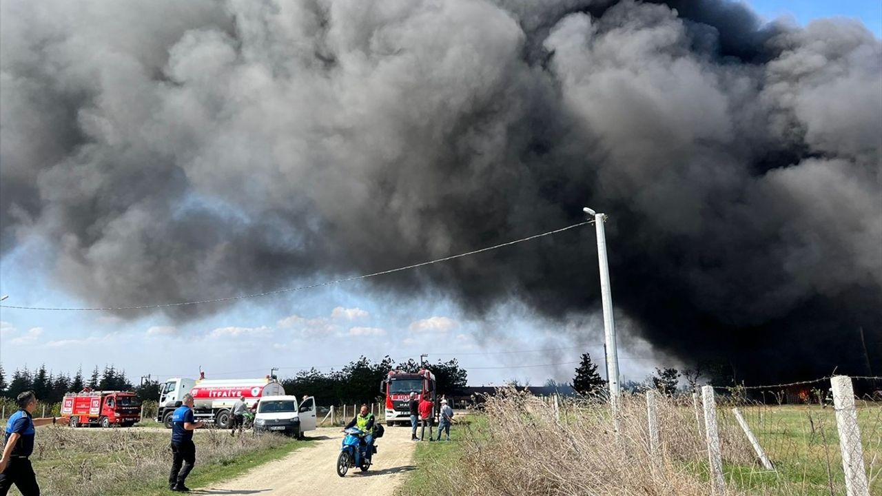 Tekirdağ'da Yangın: Fabrikaya Müdahale Devam Ediyor