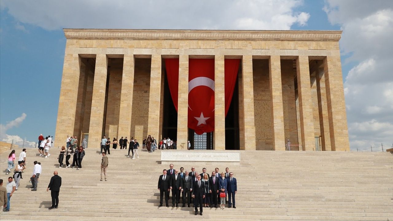 TFF Başkanı İbrahim Hacıosmanoğlu'ndan Anıtkabir Ziyareti