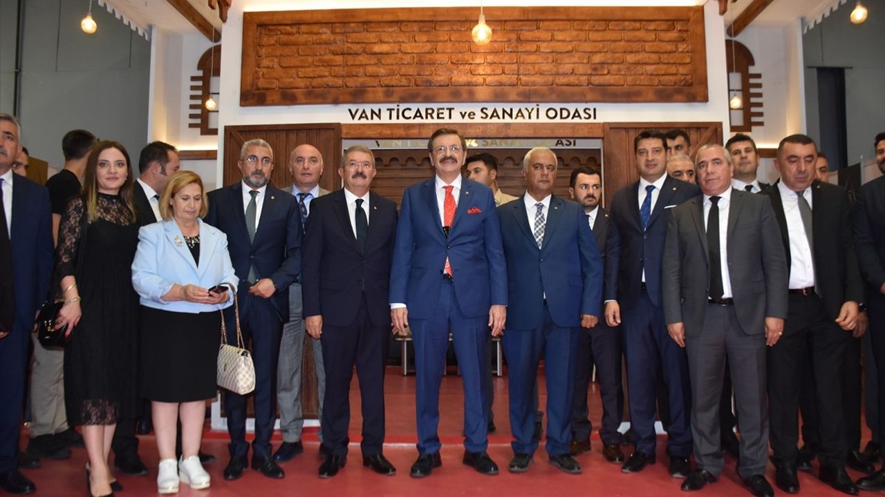 TOBB Başkanı Rifat Hisarcıklıoğlu, Van'ın Gurme ve Gastronomi Fuarı'nı Ziyaret Etti