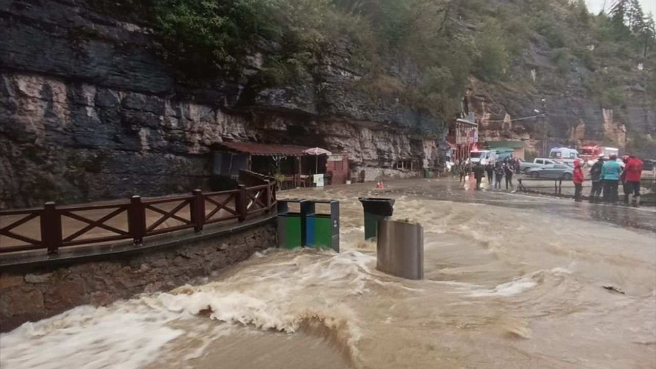 Trabzon'da Çal Mağarası'ndaki Turistler Kurtarıldı