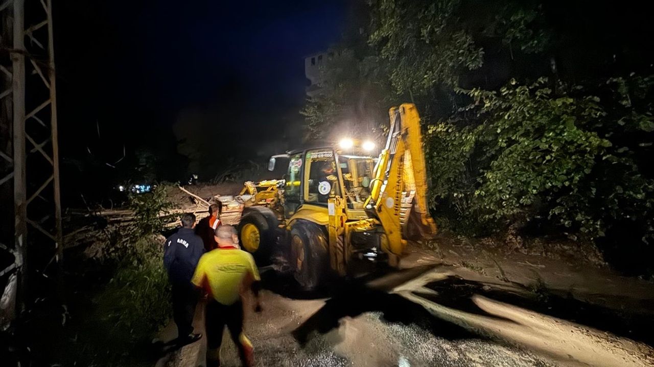 Trabzon'da Sağanak Yağış Hayatı Olumsuz Etkiledi