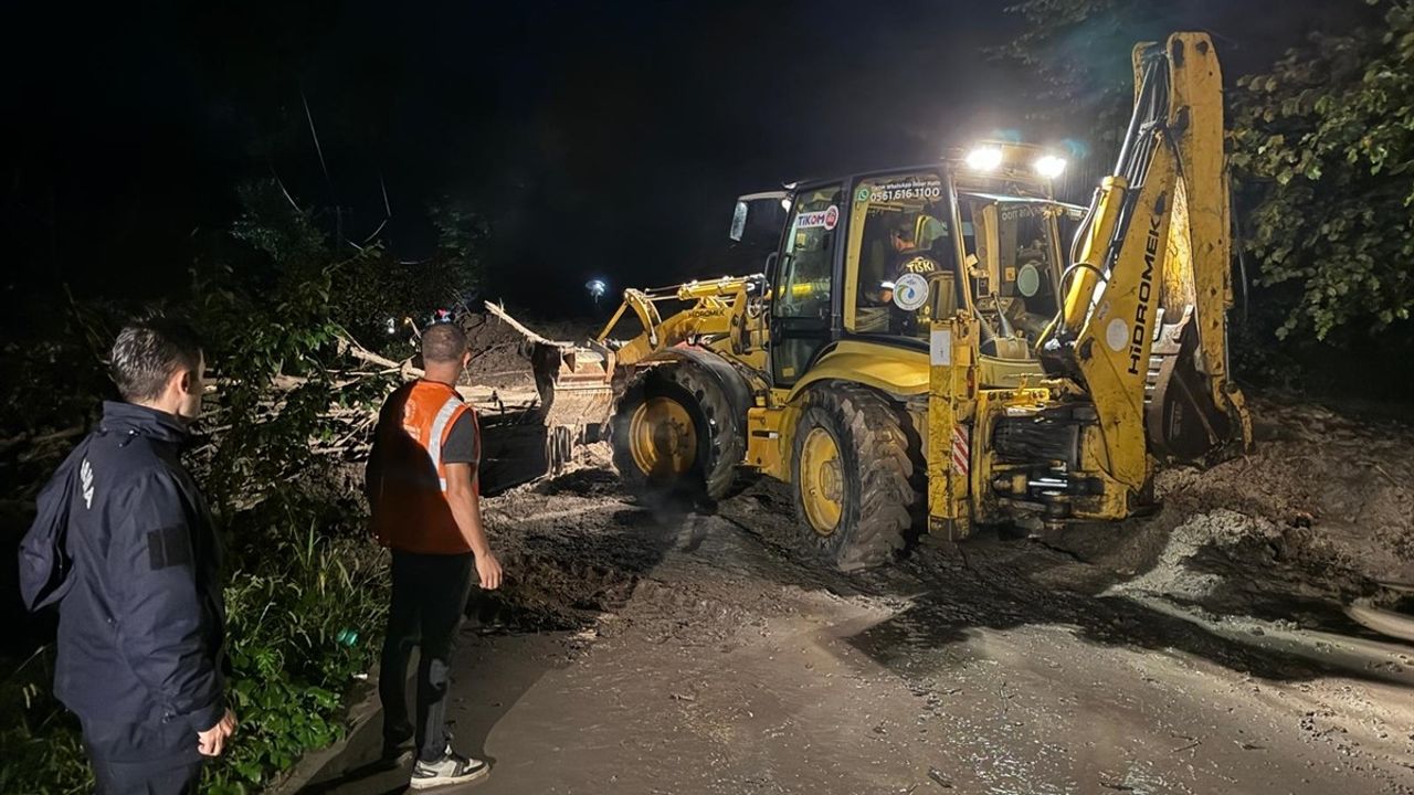 Trabzon'da Sağanak Yağış Hayatı Olumsuz Etkiledi