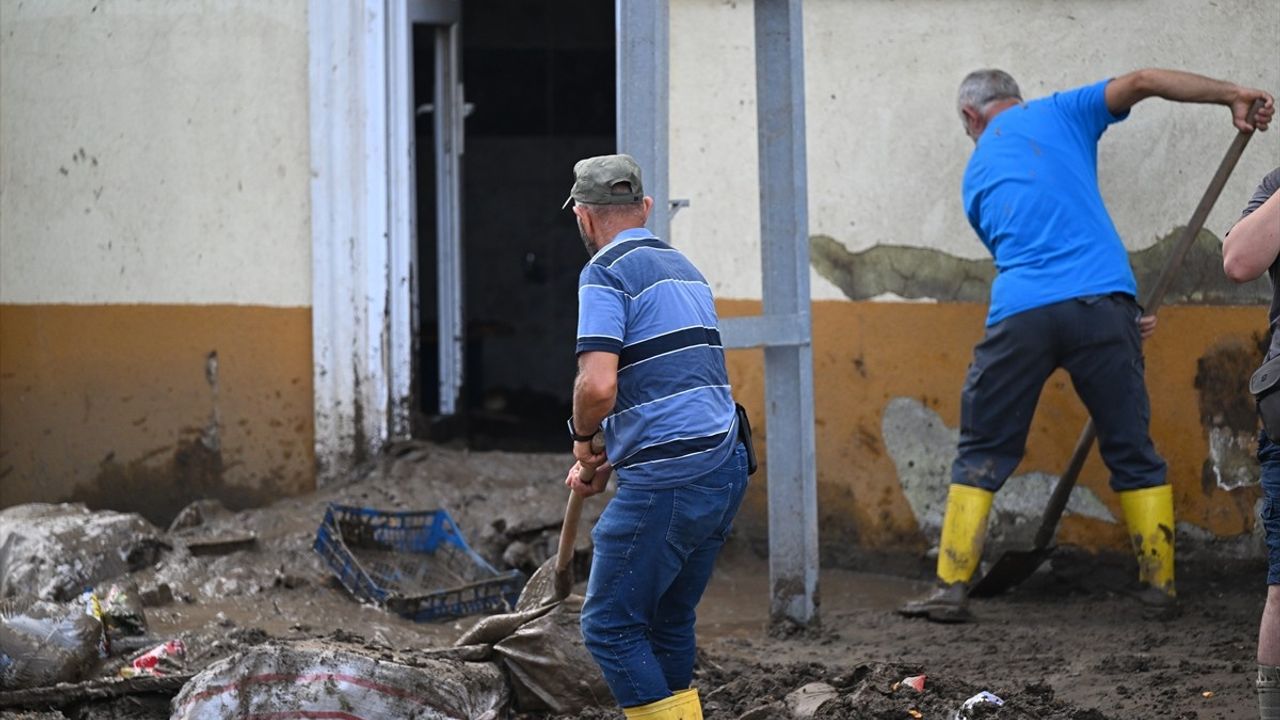 Trabzon'da Taşkın ve Heyelan Sonrası Temizlik Çalışmaları Devam Ediyor