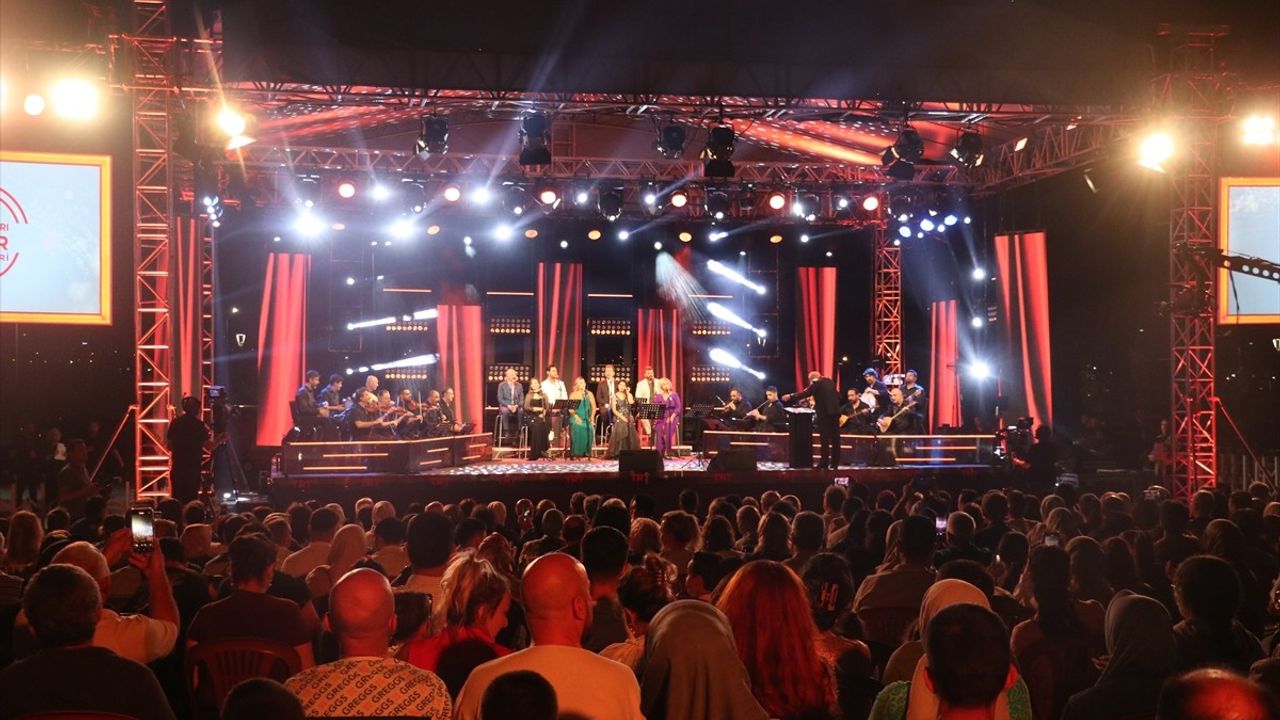 TRT Sanatçıları Kayseri'de Unutulmaz Bir Konser Verdi