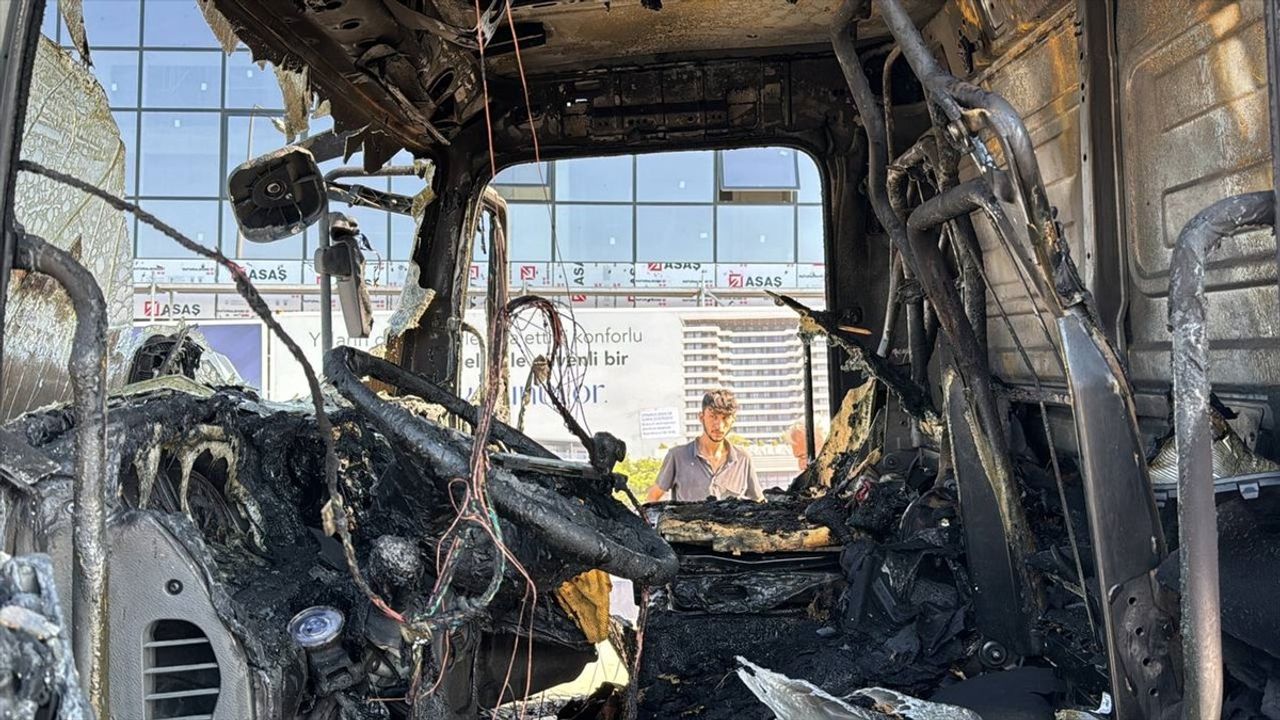 Tuzla'da Zincir Market Sevkiyat Kamyonunda Yangın