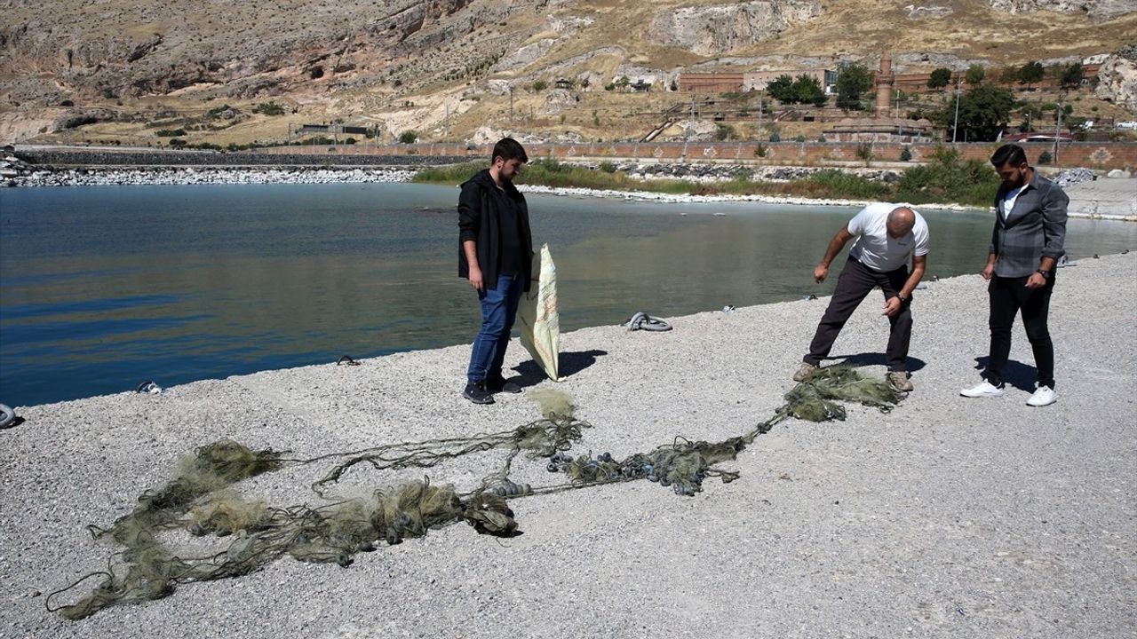 Van Gölü'nde Dalgıçlar Hayalet Ağı Temizledi