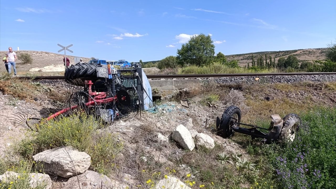 Yolcu Treni Traktöre Çarptı: Sürücü Yaralandı