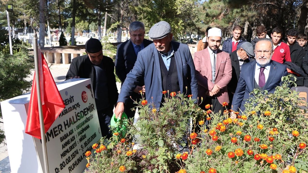 15 Temmuz Kahramanı Ömer Halisdemir'in Kabri Ziyaret Edildi