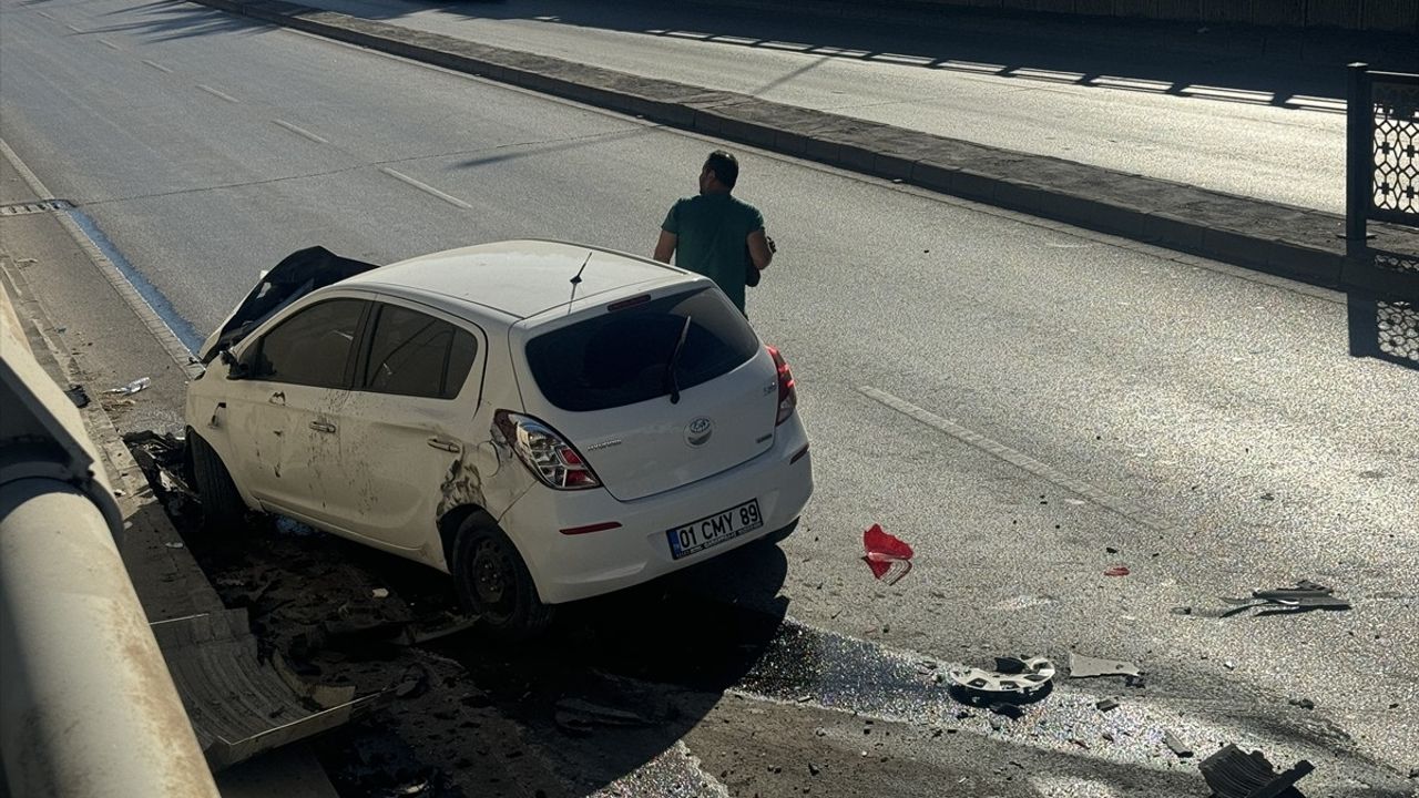 Adana'da Kamyon ile Otomobil Çarpıştı: 1 Yaralı