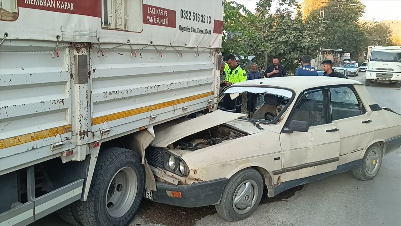 Adana'da Park Halindeki Kamyonete Çarpan Araçta Üç Yaralı