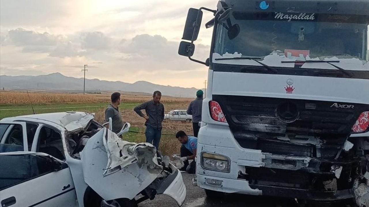 Afyonkarahisar'da Tır ve Otomobil Çarpışması: 3 Ölü, 1 Ağır Yaralı