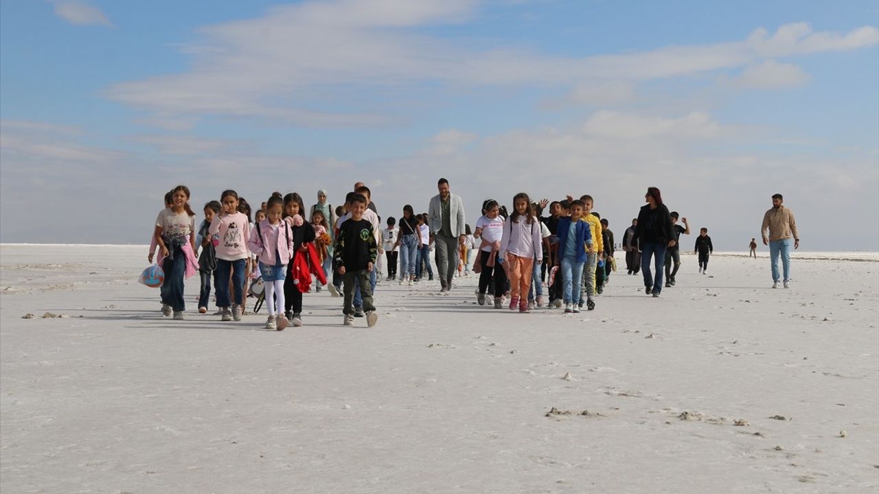 Aksaray'daki İlkokul Öğrencileri Tuz Gölü'nü Keşfediyor