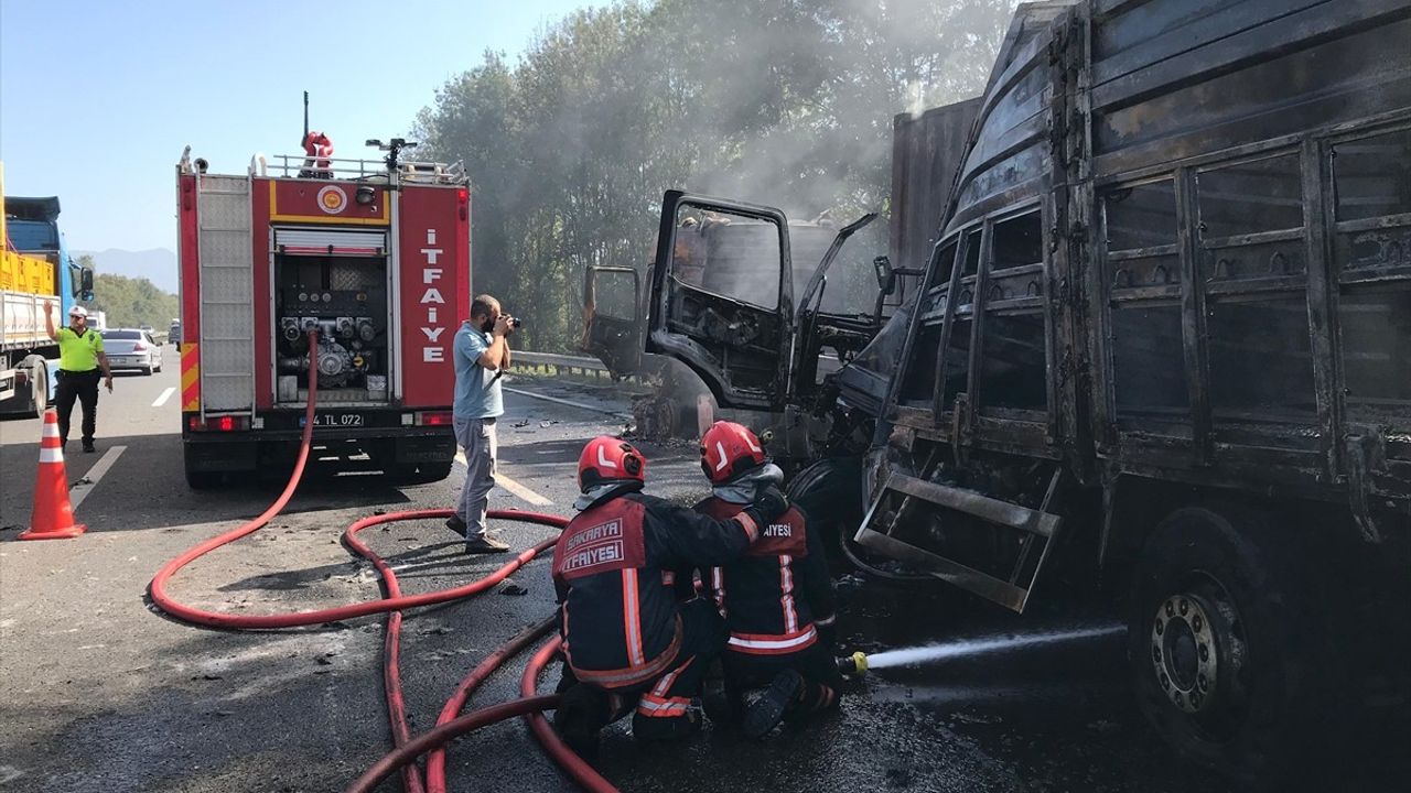 Anadolu Otoyolu'nda İki Tırın Çarpışması Sonucu Yangın Çıktı