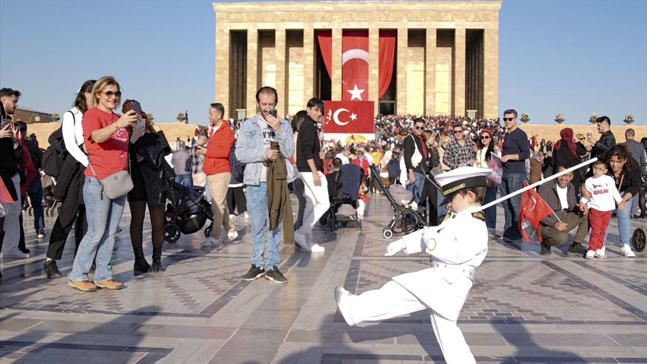 Anıtkabir'de Minik Asker: Barskan Özenç'in İlginç Taklidi