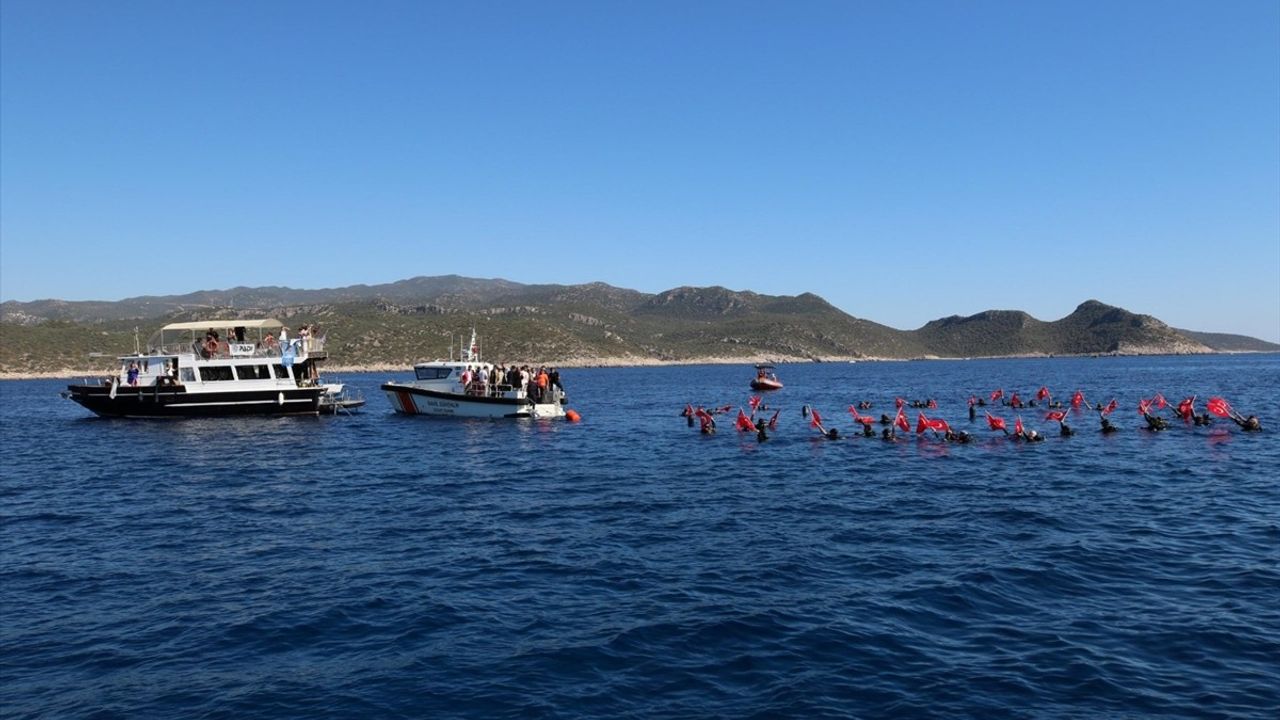 Antalya'da Cumhuriyet Yürüyüşü Düzenlendi