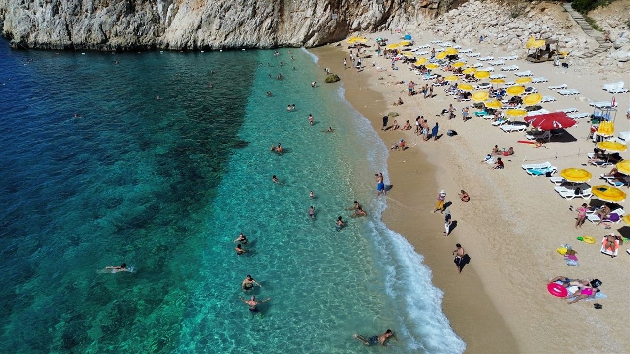 Antalya'da Güneşli Hava ile Deniz Keyfi