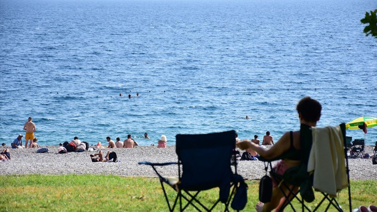 Antalya'da Güneşli Hava ile Sahil Keyfi