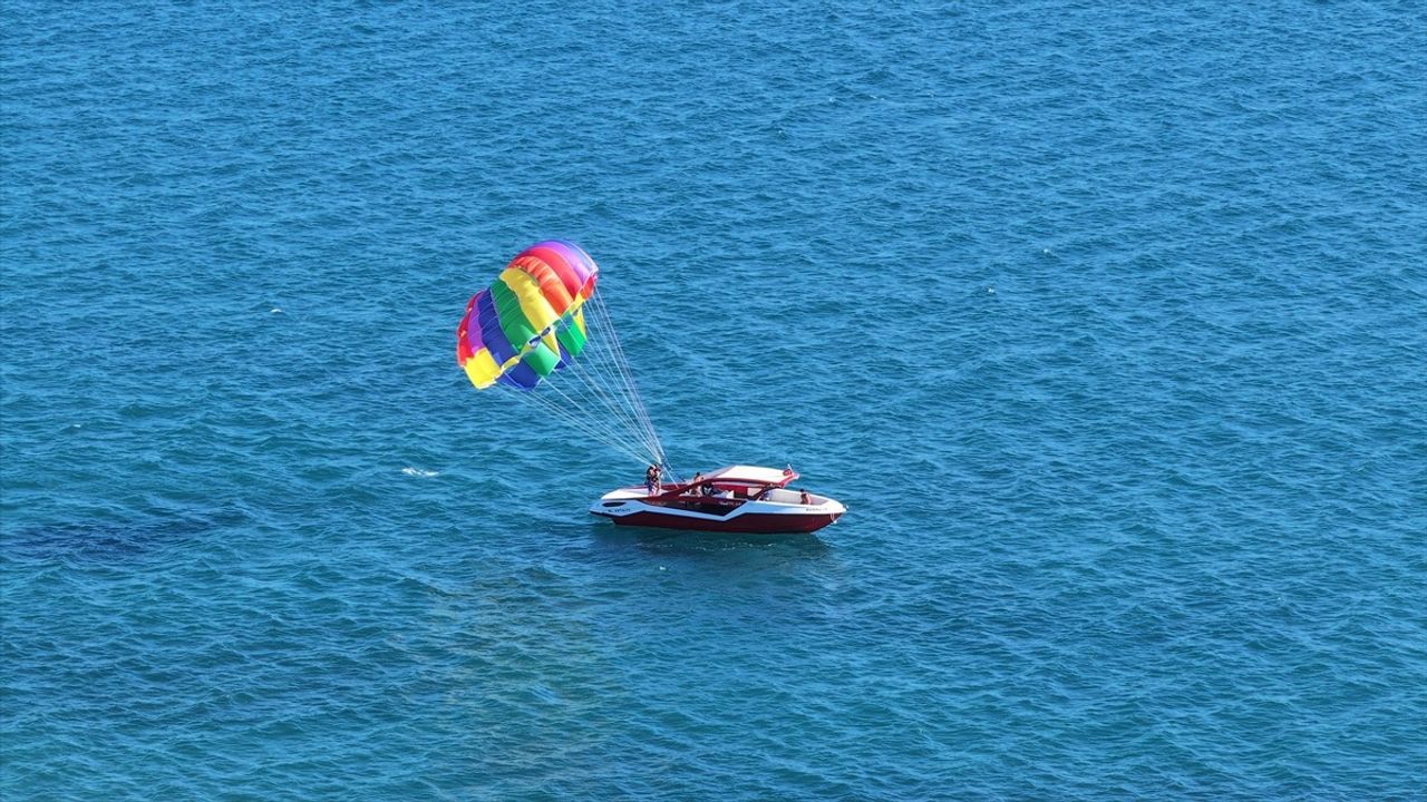 Antalya'da Güneşli Hava İle Sahillerde Canlanma