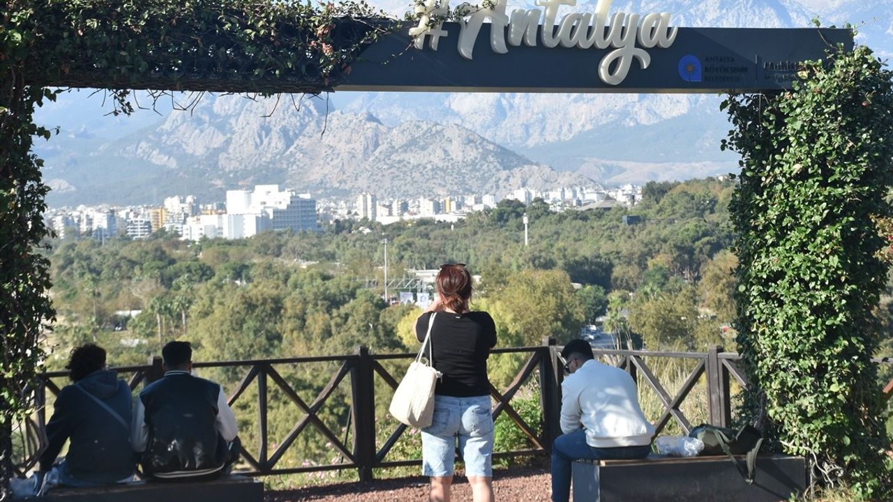 Antalya'da Güneşli Havada Deniz Keyfi