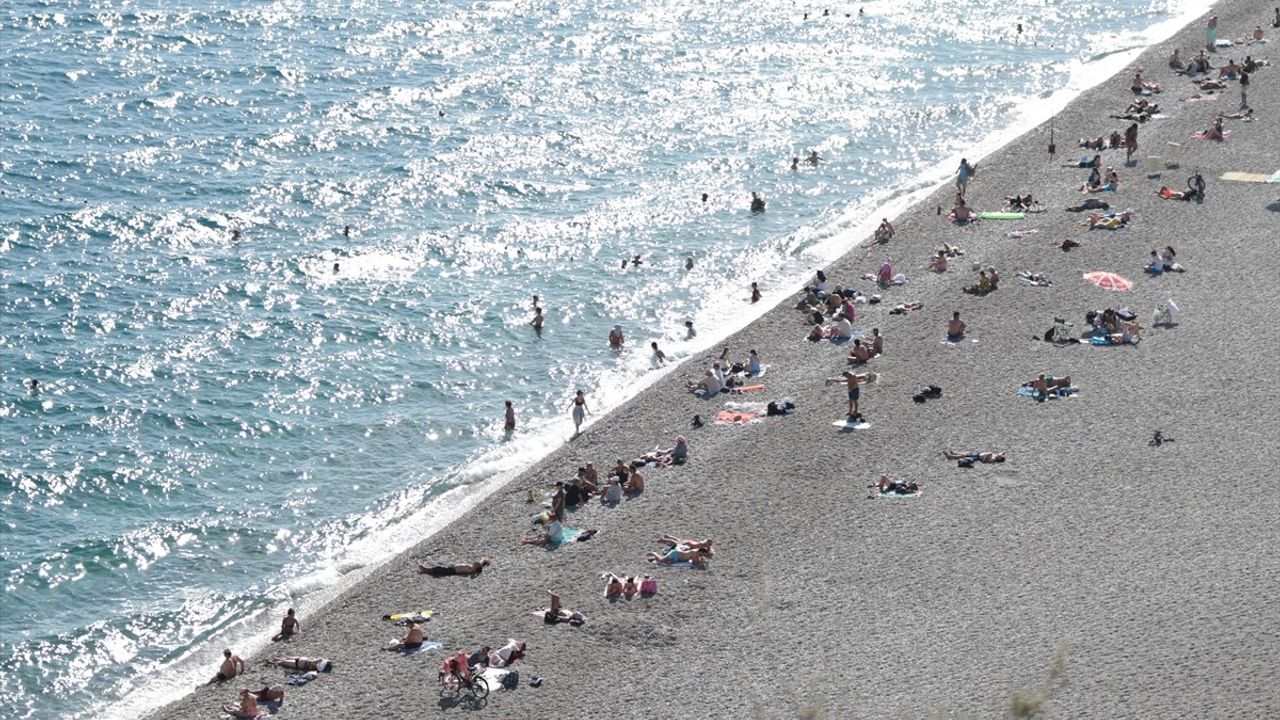 Antalya'da Yaz Sıcaklarıyla Sahiller Kalabalıklaştı