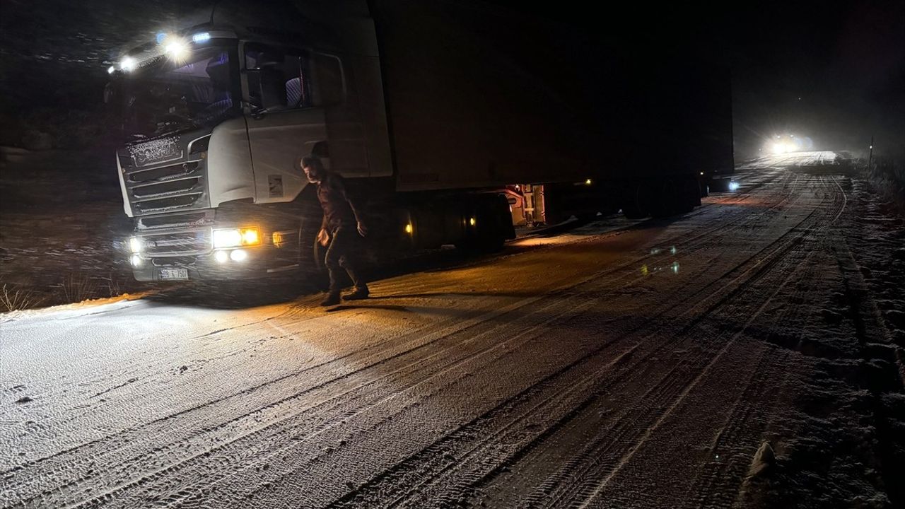 Ardahan'da Tırlar Kar ve Buzlanma Nedeniyle Yolda Kaldı