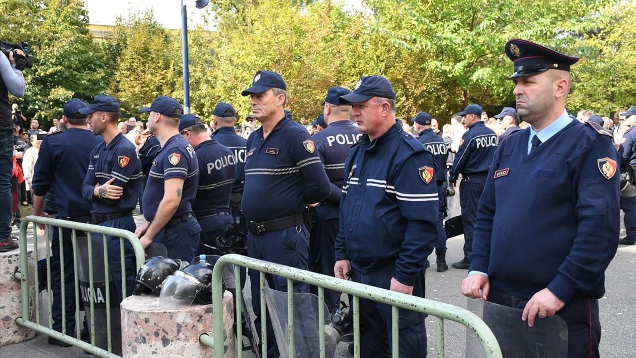 Arnavutluk'ta Belediye Başkanı Veliaj'a İstifa Çağrısı Devam Ediyor