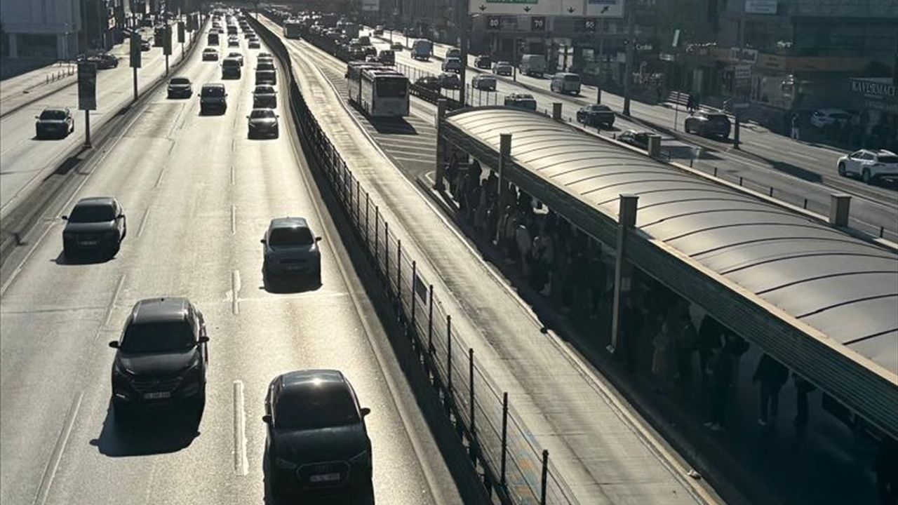 Avcılar'da Metrobüs Yangını Kontrol Altına Alındı