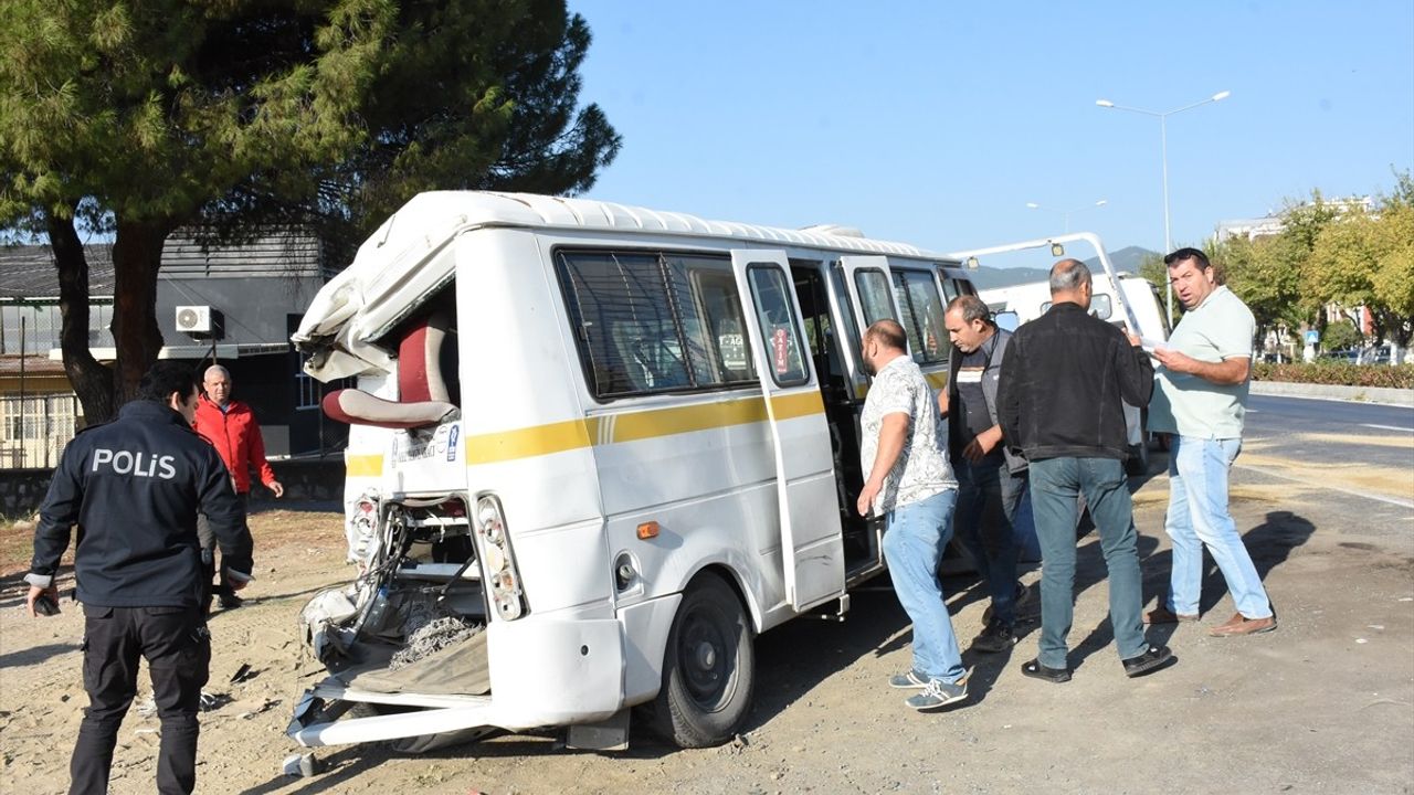 Aydın'da Tanker ve Minibüs Çarpıştı: 11 Yaralı