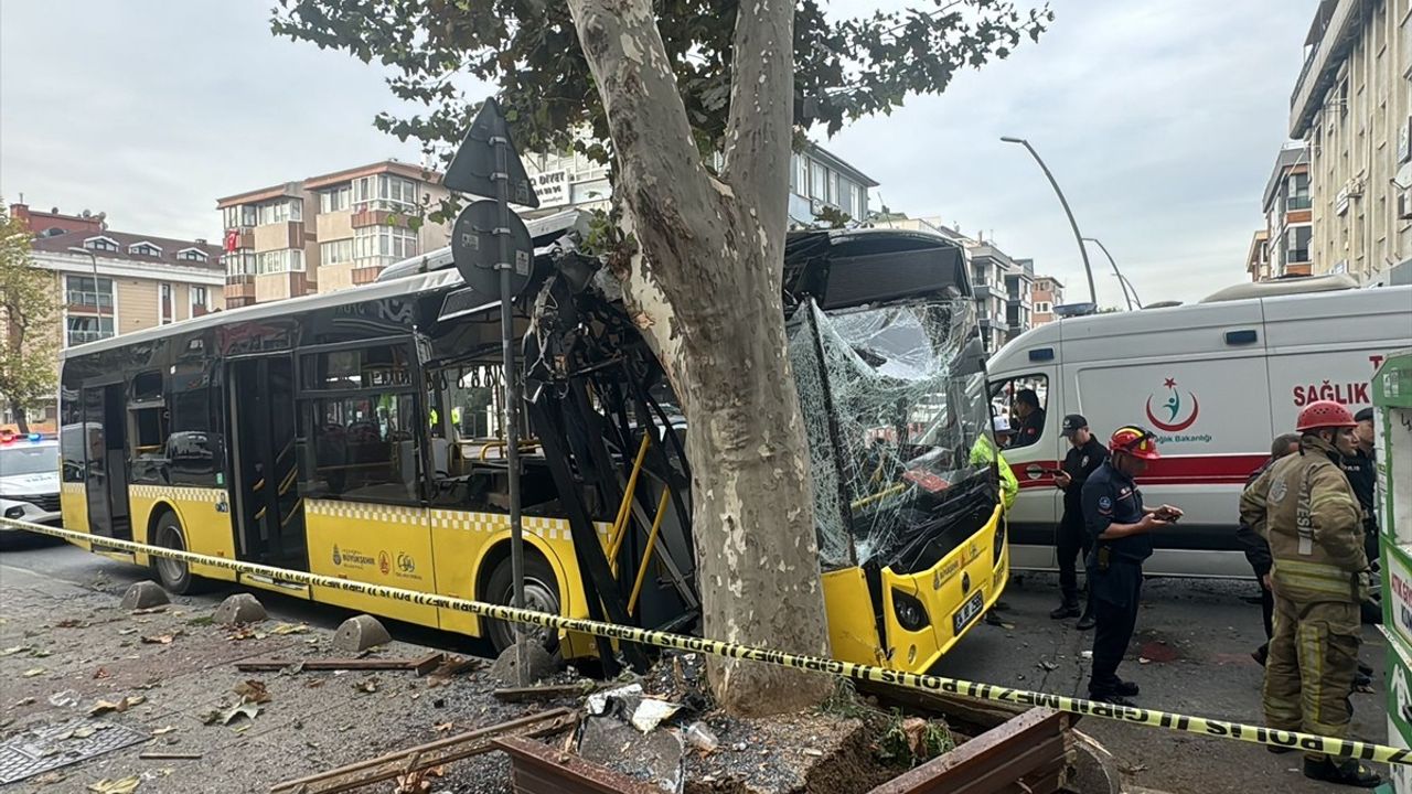 Bahçelievler'de İETT Otobüsü Ağaca Çarptı, 7 Yaralı