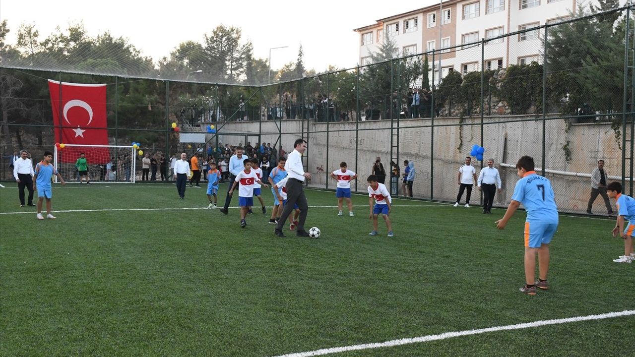 Bakan Kurum, Çocuklarla Halı Saha Maçı Gerçekleştirdi