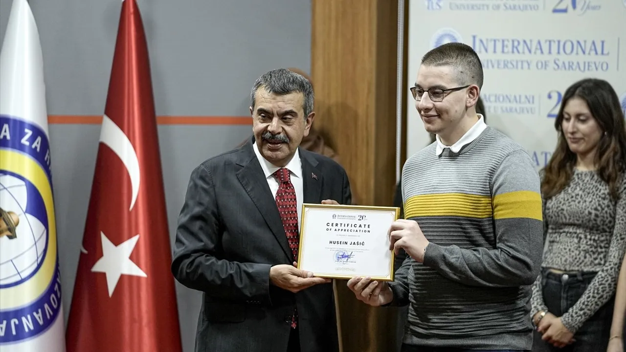 Bakan Tekin Uluslararası Saraybosna Üniversitesi'nde Küresel Sömürü Düzeni Üzerine Konuştu