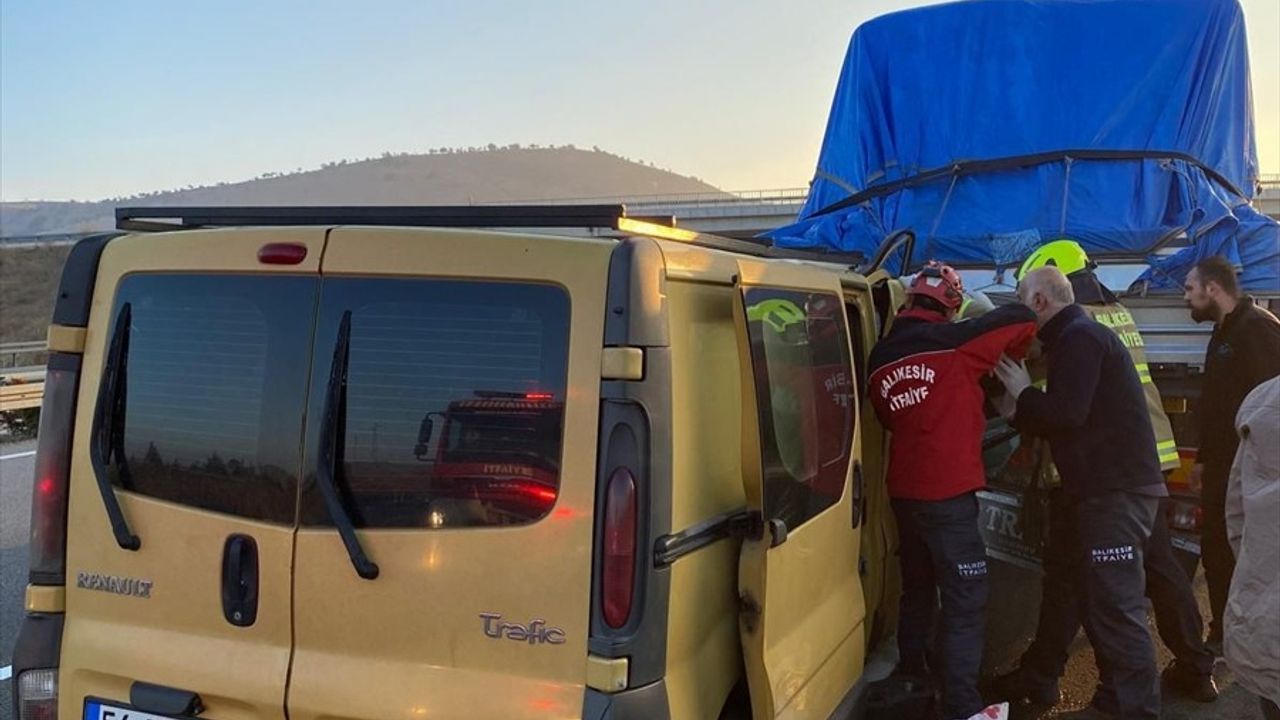 Balıkesir'deki Trafik Kazasında 3 Yaralı