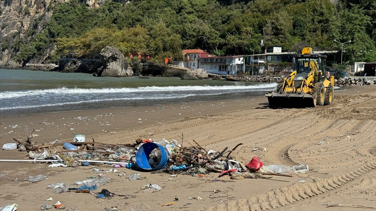 Bartın İnkumu Sahili'nde Temizlik Çalışmaları