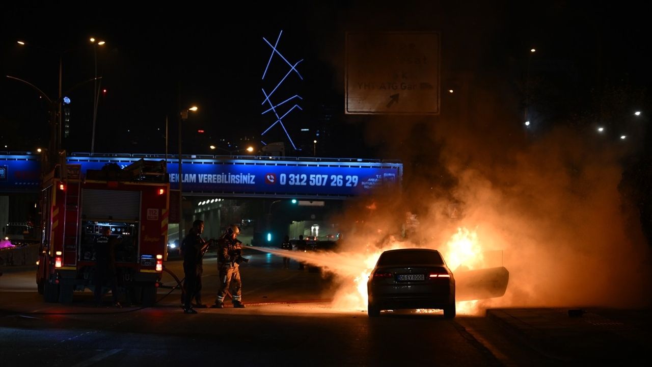 Başkentte Motor Yangını: Otomobil Alev Alev Yandı