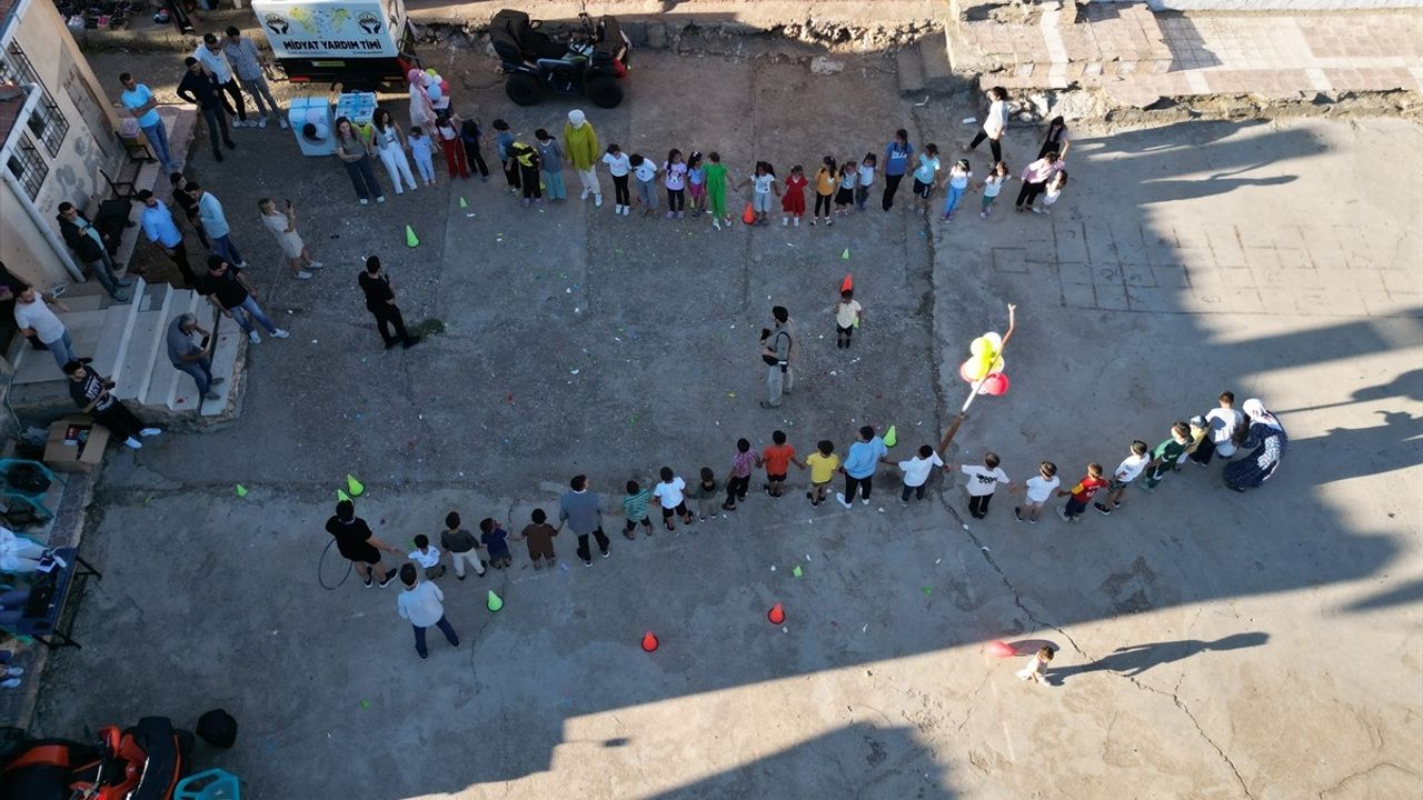 Batman'da Gönüllü Öğretmenler ve Memurlar Çocuklar İçin Etkinlik Düzenliyor