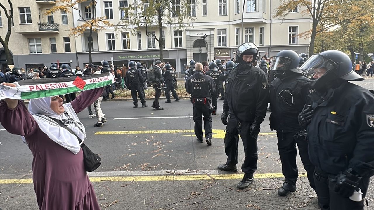 Berlin’de Filistin’e Destek Eyleminde Polis Müdahalesi