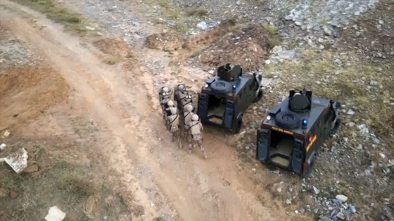 Bitlis'te Polis Özel Harekat Timlerinin Gerçekçi Tatbikatları