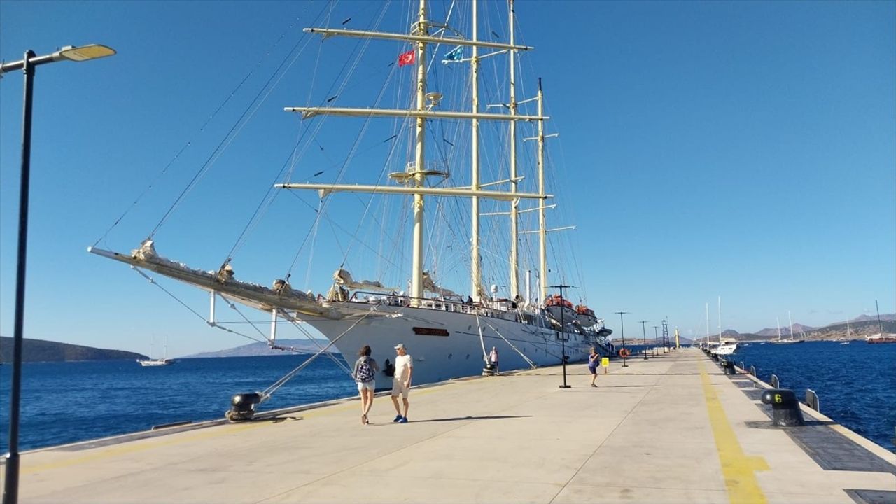 Bodrum'a Lüks Gezinti Gemisi 'Star Clipper' ile 149 Turist Geldi